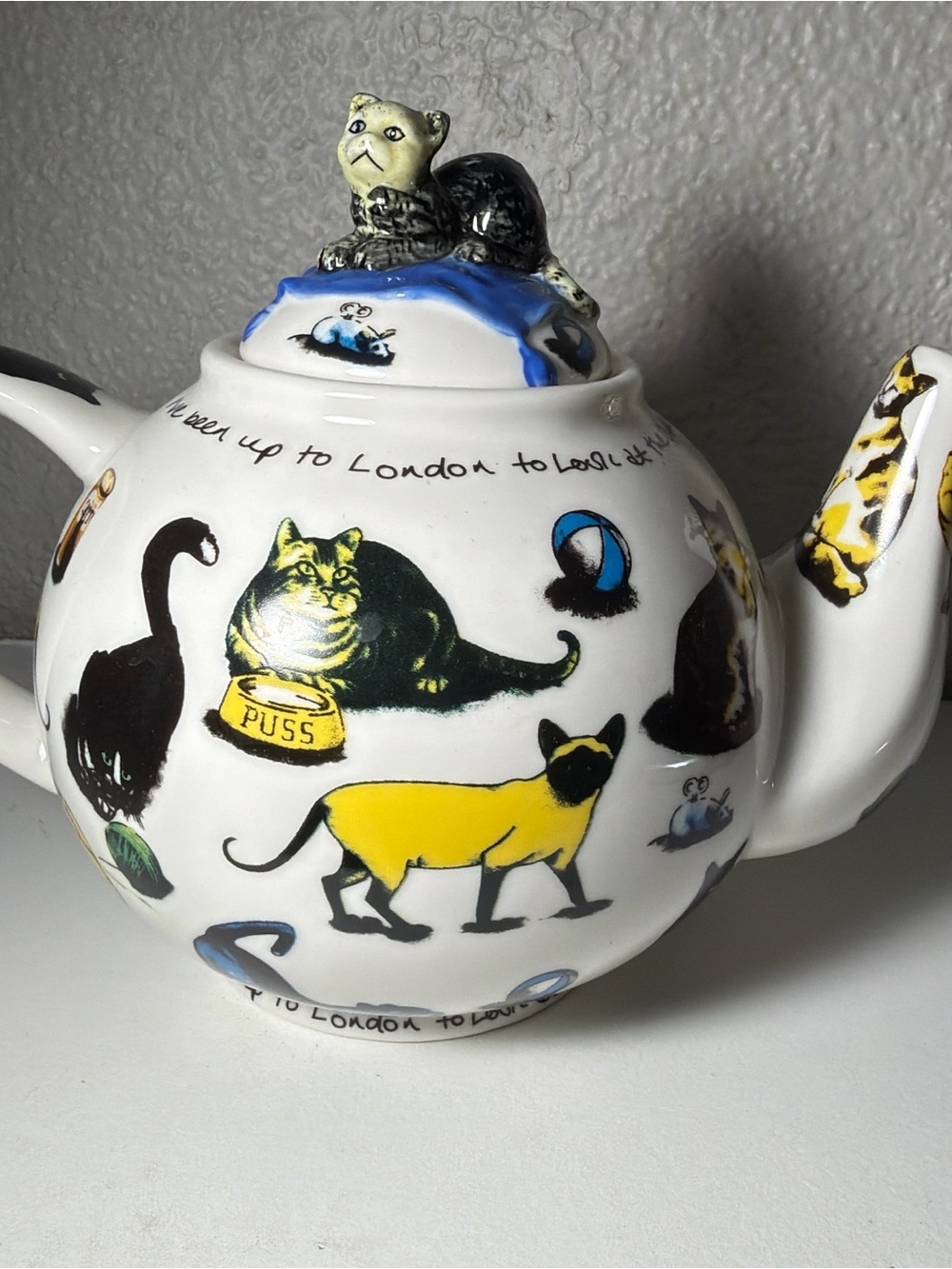 Ceramic Cat-Themed Teapot in White with Yellow and Black Accents